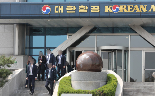 압수수색 받은 대한항공 본사   조현민 대한항공 광고담당 전무의 이른바 '물벼락 갑질'을 수사하는 경찰이 서울 강서구 대한항공 본사에 대한 압수수색을  실시한 19일 오후 대한항공 직원들이 본가건물에 출입하고 있다. 2018.4.19